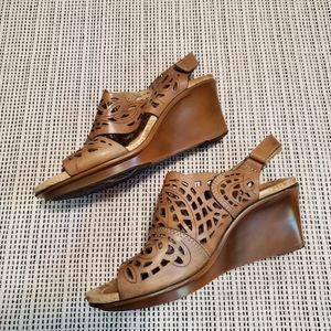 Earth tan leather wedges sz 7B